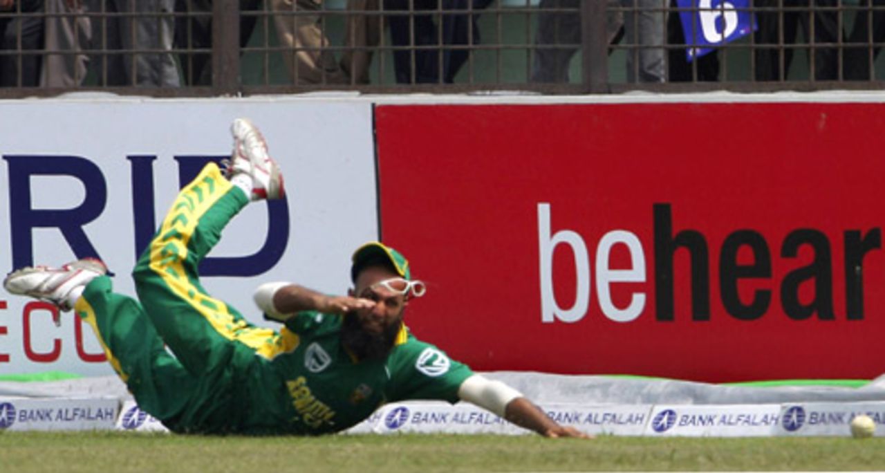 Hashim Amla tries to prevent a boundary, Bangladesh v South Africa, 1st ODI, Chittagong, March 9, 2008