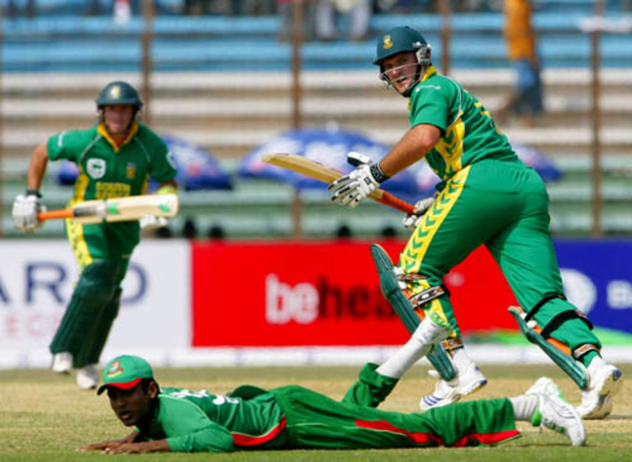 Graeme Smith guides one past the first-slip fielder, Bangladesh v South Africa, 1st ODI, Chittagong, March 9, 2008