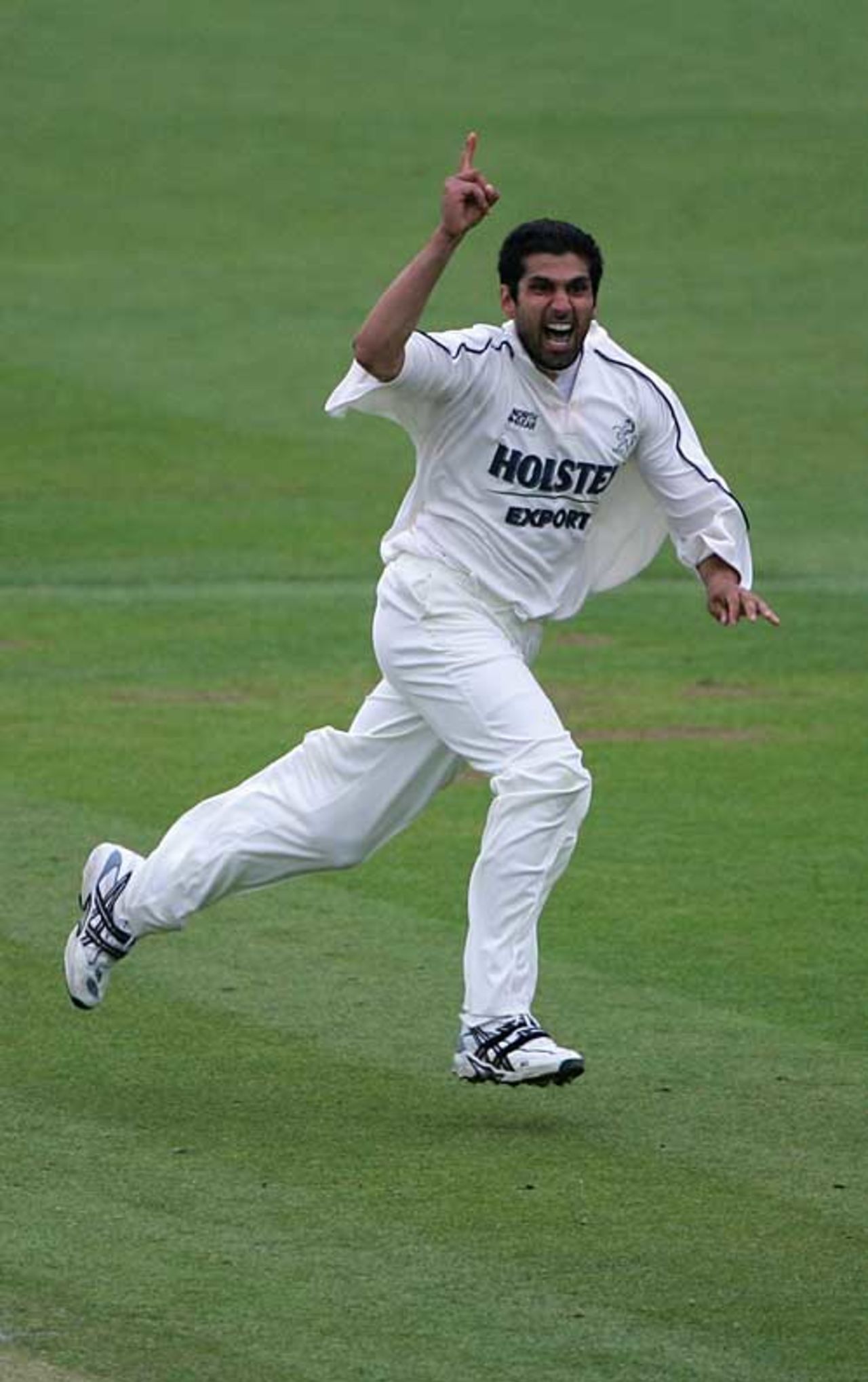 Amjad Khan celebrates a wicket, Middlesex v Kent, County Championship, Lord's, April 26, 2006