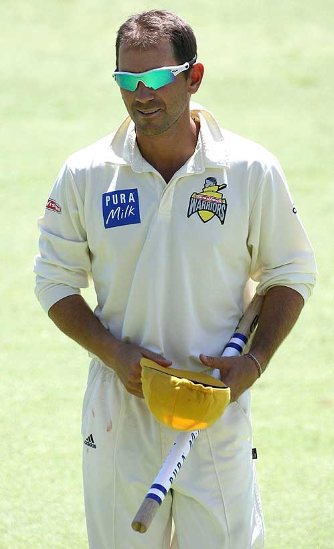 Justin Langer takes a memento after his final first-class appearance for Western Australia , Western Australia v Tasmania, Pura Cup, Perth, 4th day, March 10, 2008 
