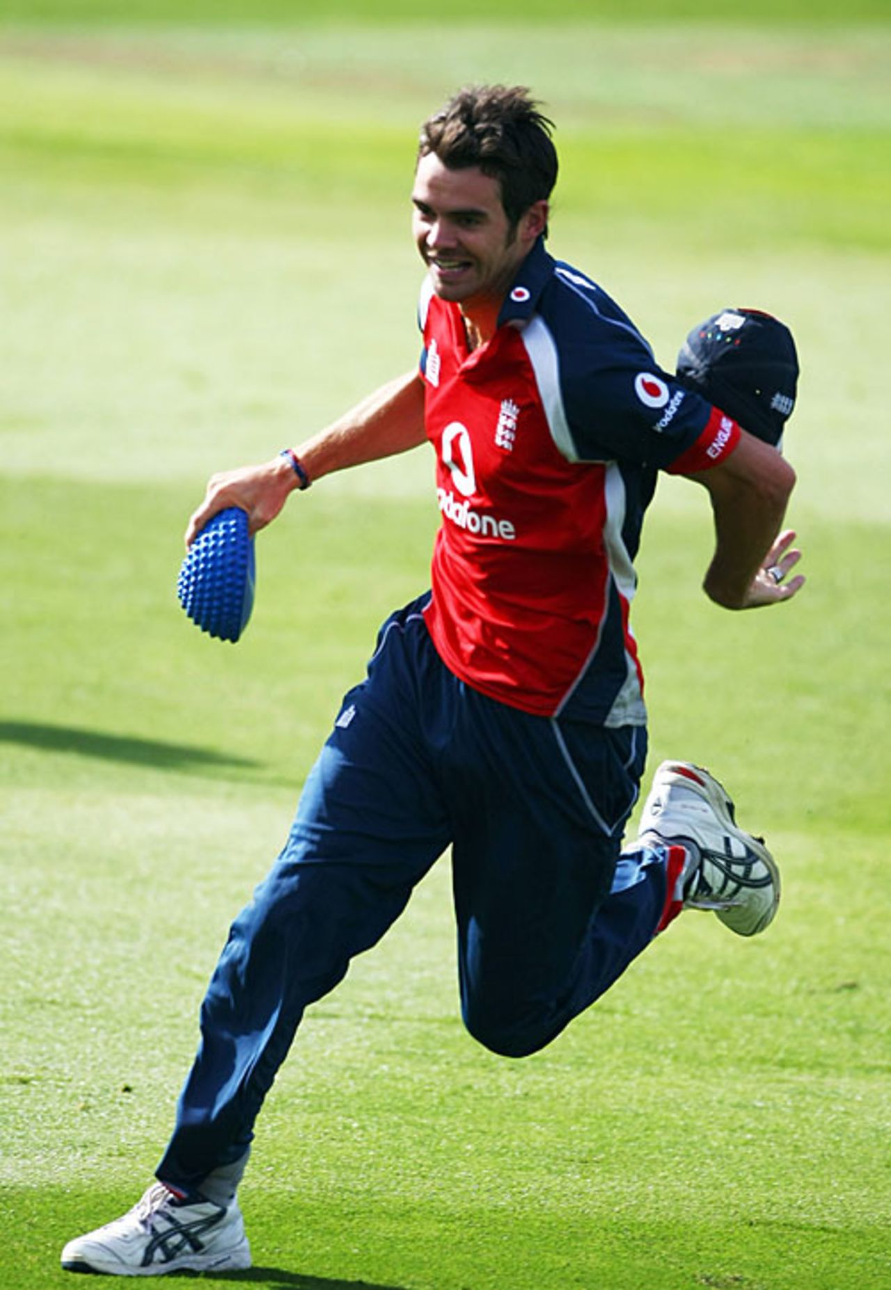 James Anderson warms up for a training session, Wellington, March 11, 2008