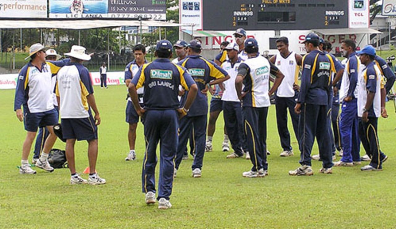 The Sri Lankan team gather to listen to coach Trevor Bayliss, Colombo, March 11, 2008