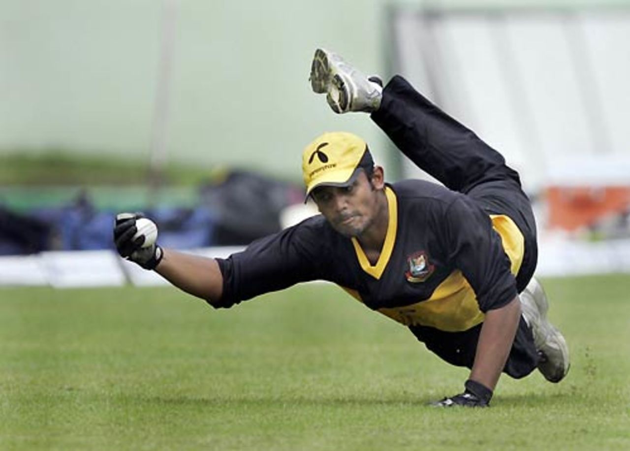 Shahriar Nafees makes an acrobatic save to his right while training, Mirpur, March 11, 2008