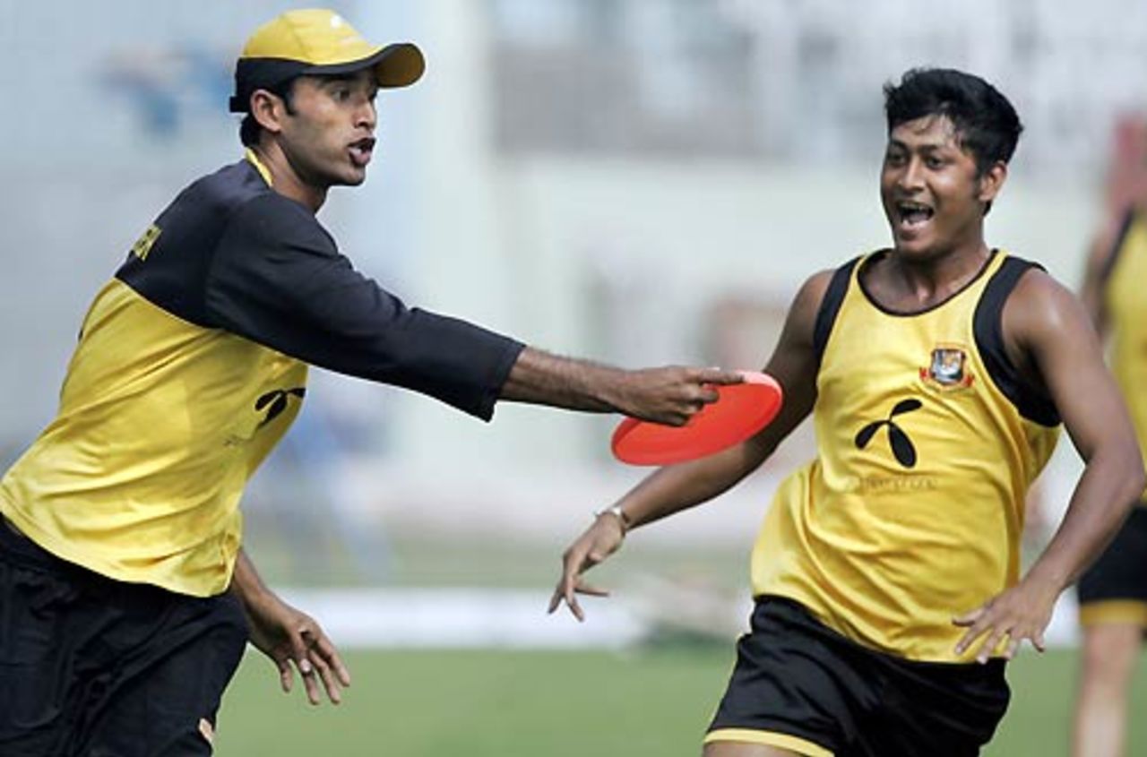 Shahadat Hossain and Dhiman Ghosh play frisbee during training, Mirpur, March 11, 2008