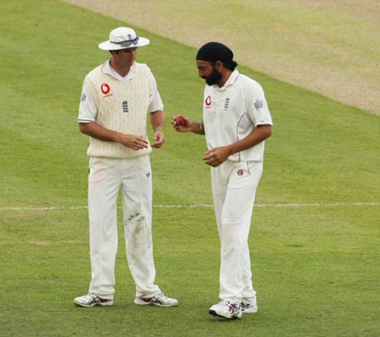 Michael Vaughan talks to Monty Panesar, England v West Indies, fourth Test, Chester-le-Street, June 17, 2007