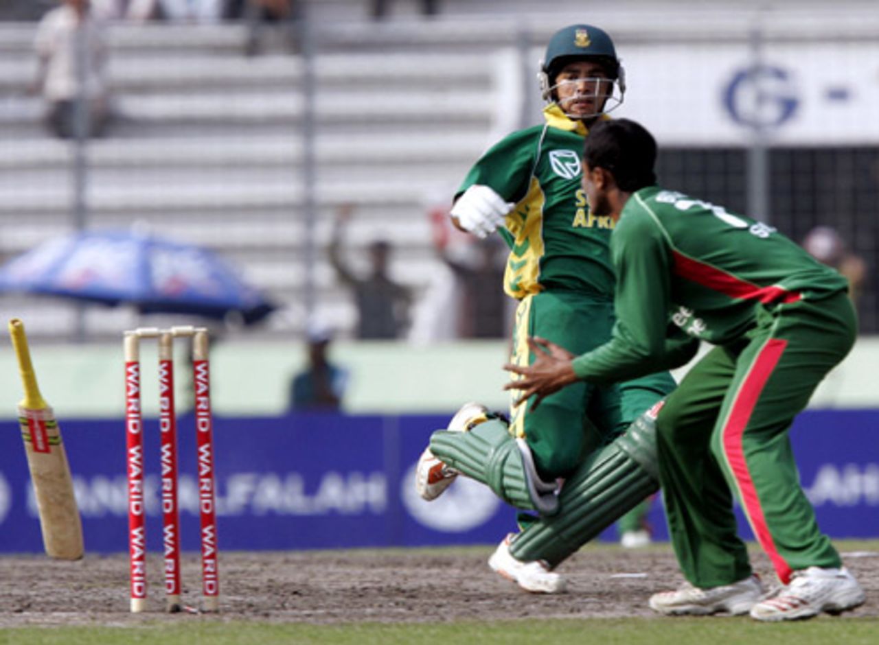 JP Duminy loses his bat while trying to make his ground, Bangladesh v South Africa, 2nd ODI, Mirpur, March 12, 2008