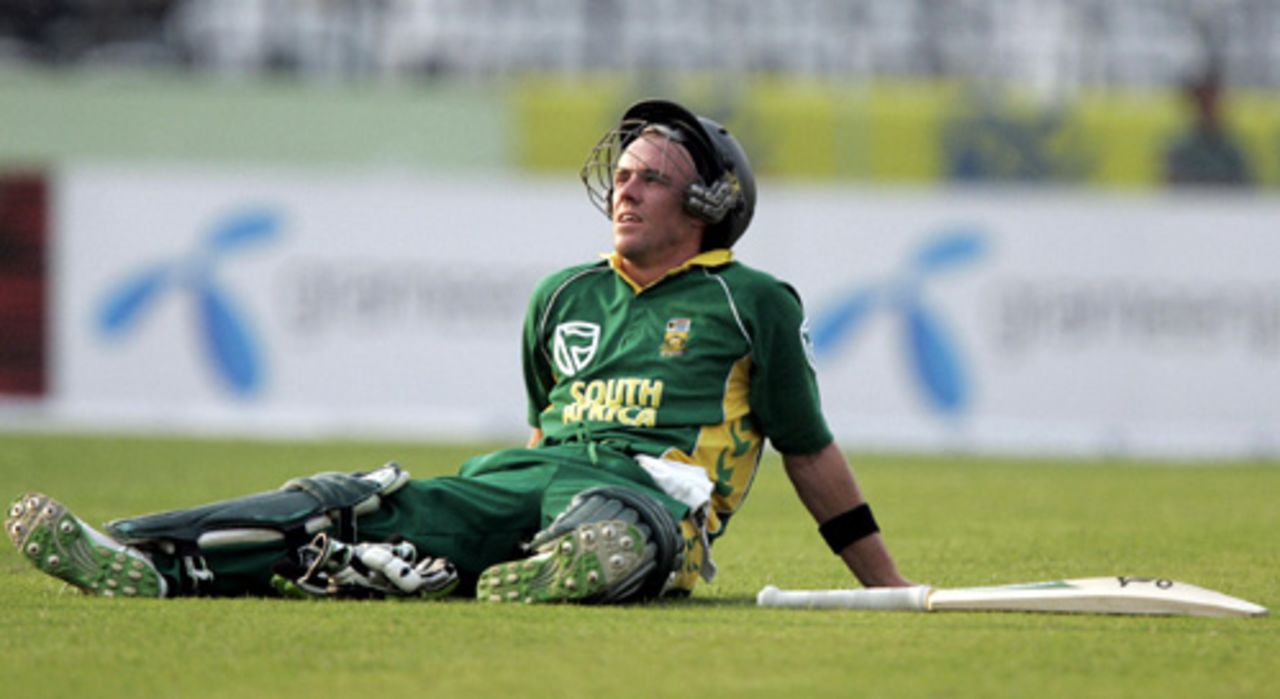 AB de Villiers suffered from cramps during his innings, Bangladesh v South Africa, 2nd ODI, Mirpur, March 12, 2008