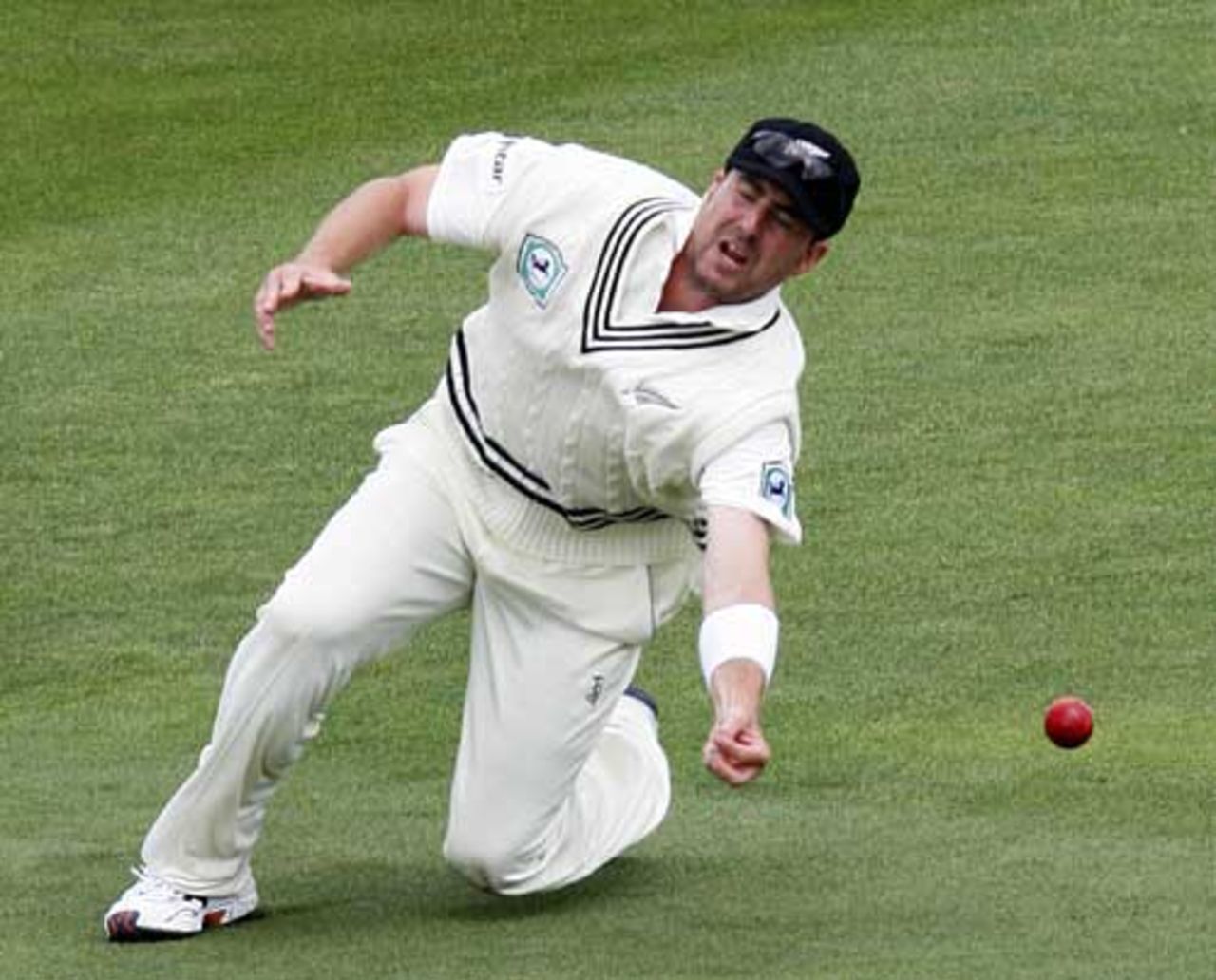 Mark Gillespie just fails to hold a chance offered by Ian Bell, New Zealand v England, 2nd Test, Wellington, March 13, 2008