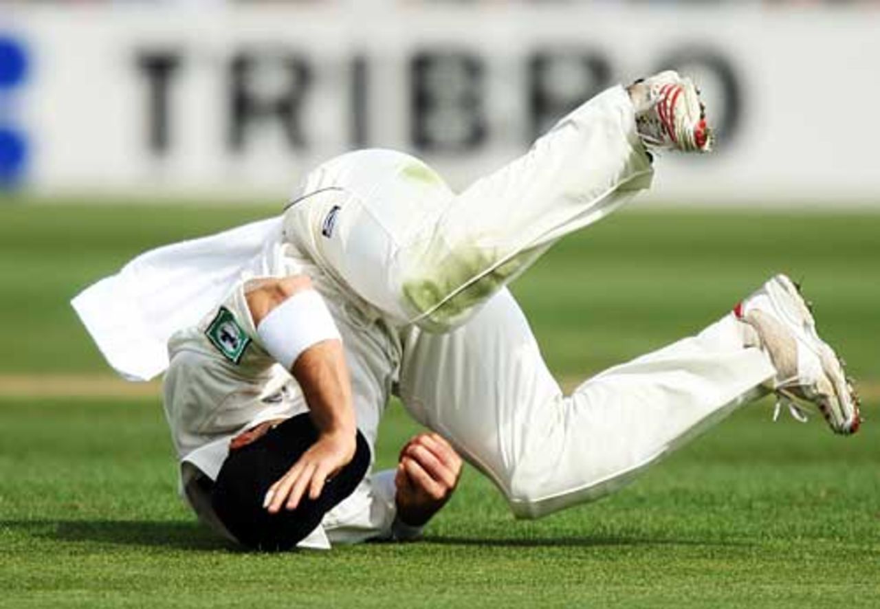 Matthew Bell clings on to remove Ryan Sidebottom, New Zealand v England, 2nd Test, Wellington, March 14, 2008