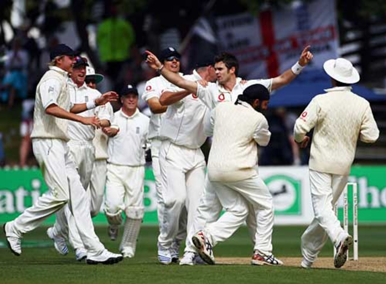 England celebrate James Anderson's early wickets, New Zealand v England, 2nd Test, Wellington, March 14, 2008