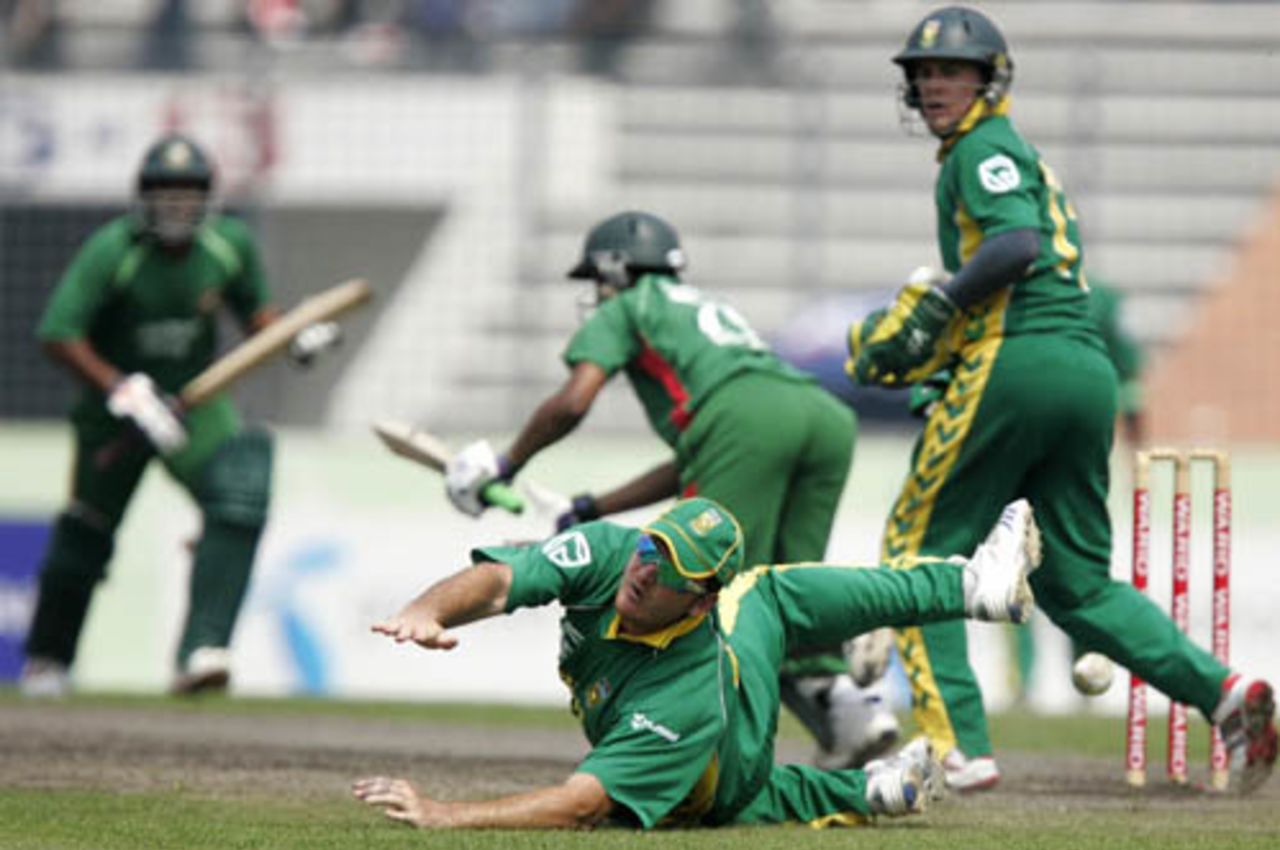 Graeme Smith fails to hold on to a catch, Bangladesh v South Africa, 3rd ODI, Mirpur, March 14, 2008 
