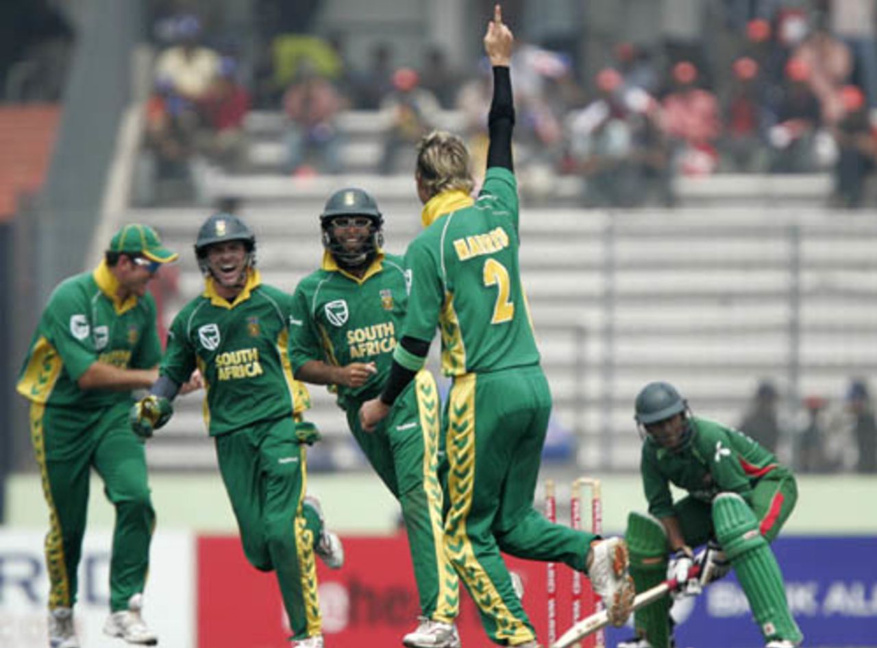 Paul Harris celebrates after getting one through Dhiman Ghosh, Bangladesh v South Africa, 3rd ODI, Mirpur, March 14, 2008 
