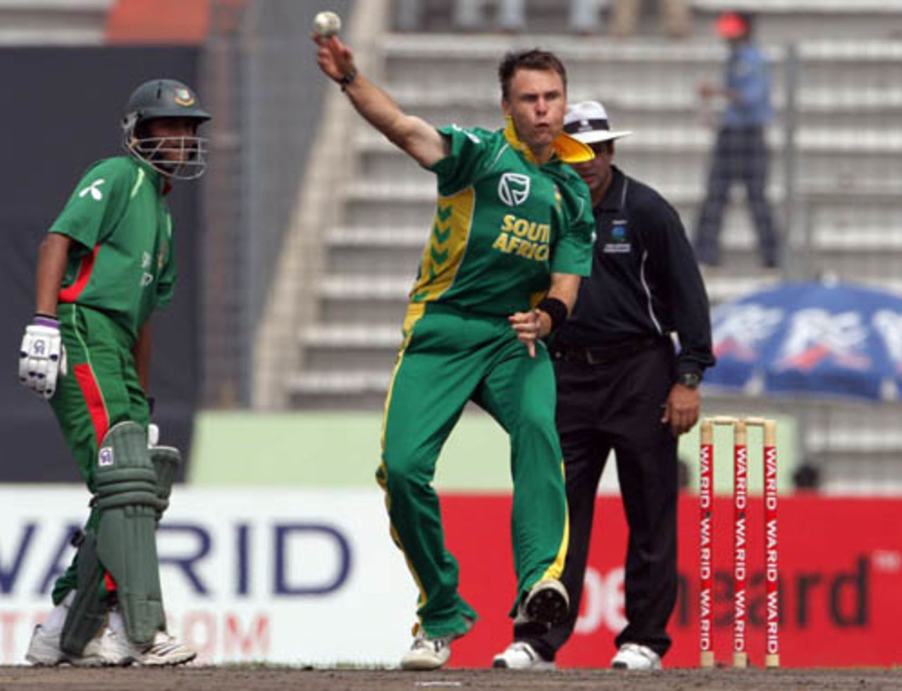 Johan Botha takes a shy at the stumps, Bangladesh v South Africa, 3rd ODI, Mirpur, March 14, 2008 
