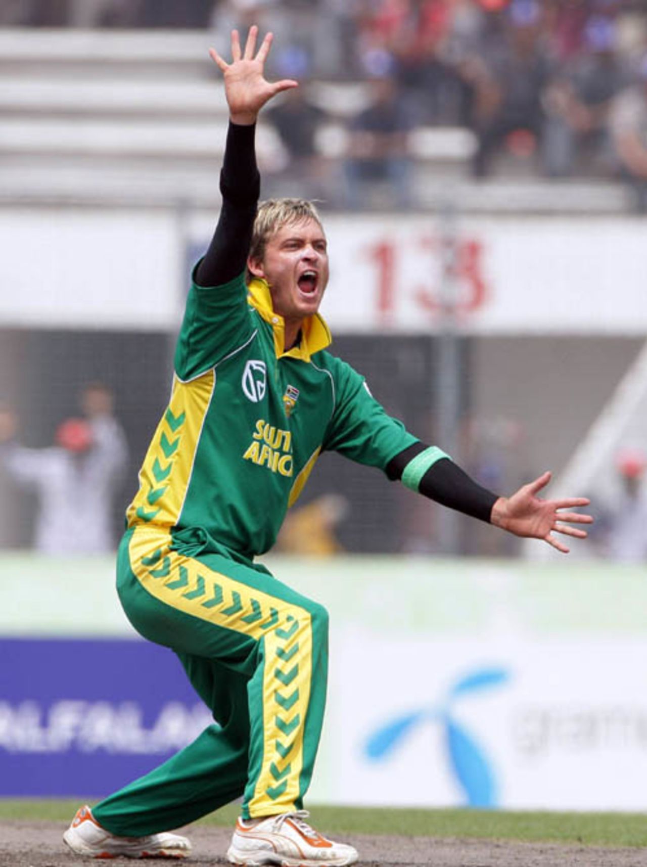Paul Harris belts out an appeal, Bangladesh v South Africa, 3rd ODI, Mirpur, March 14, 2008 
