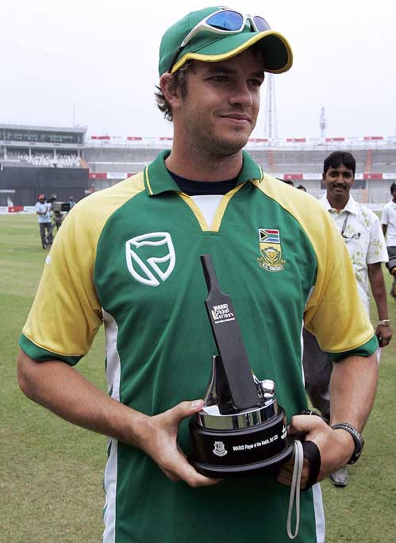 Albie Morkel with his Man-of-the-Match award, Bangladesh v South Africa, 3rd ODI, Mirpur, March 14, 2008 
