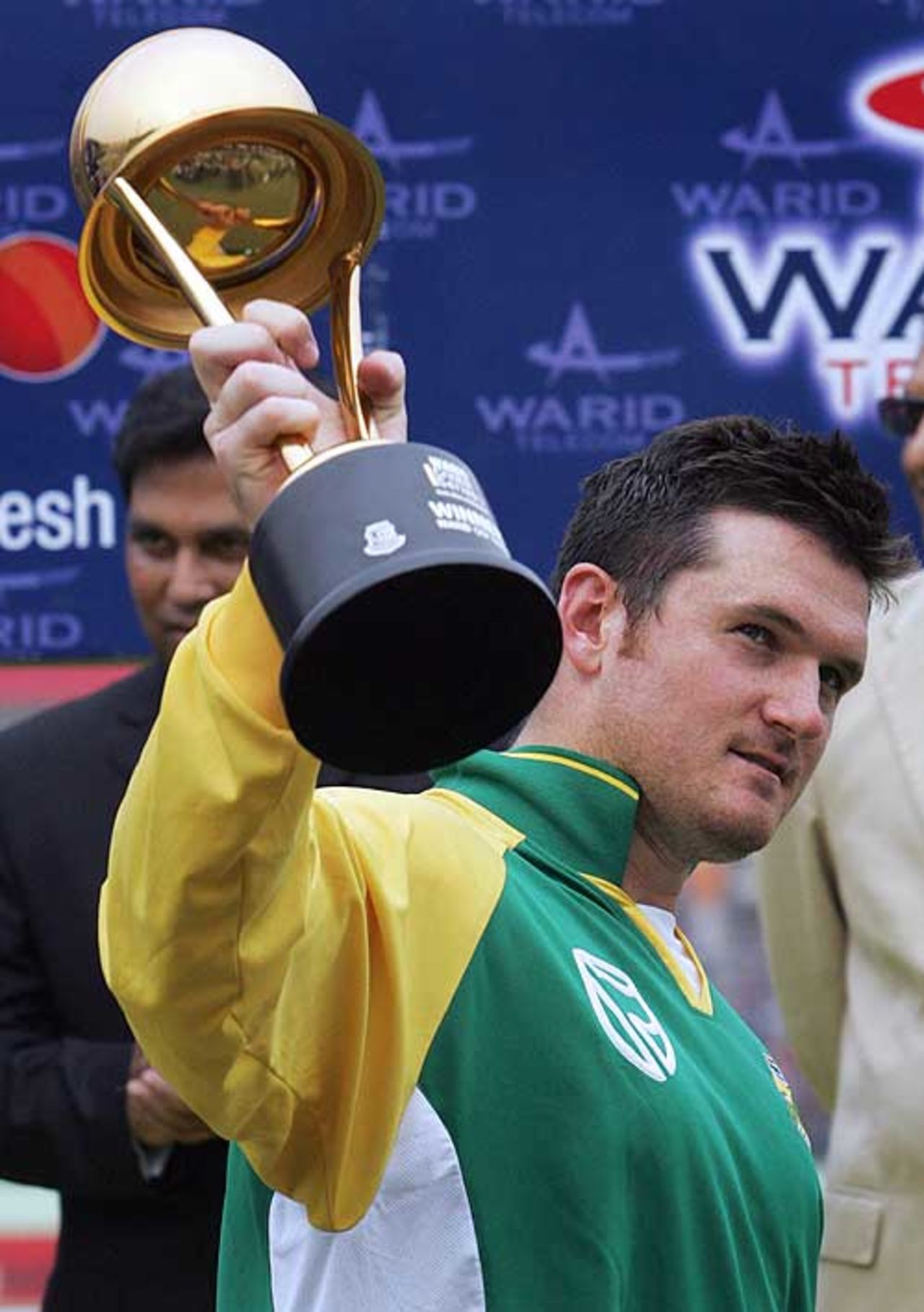 Graeme Smith with the series silverware, Bangladesh v South Africa, 3rd ODI, Mirpur, March 14, 2008 
