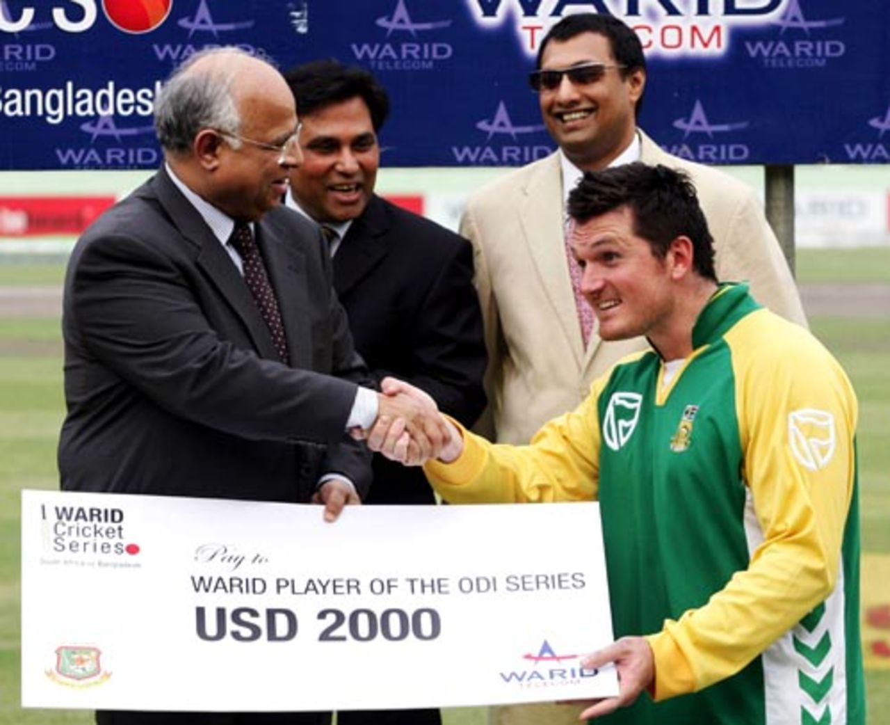 Graeme Smith is delighted at winning the Man-of-the-Series award, Bangladesh v South Africa, 3rd ODI, Mirpur, March 14, 2008 
