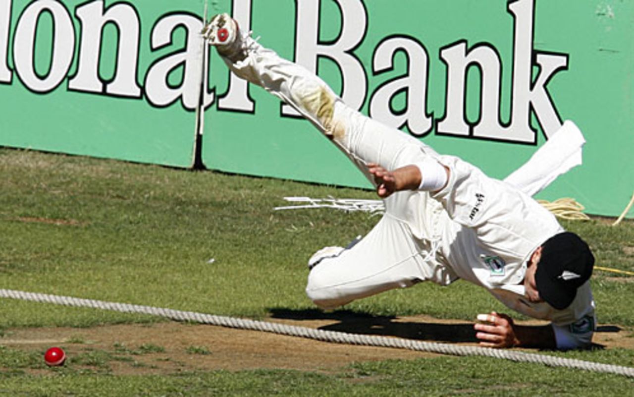 Matthew Bell dives over the rope in trying to save a boundary, New Zealand v England, 2nd Test, 3rd day, Wellington, March 15, 2008