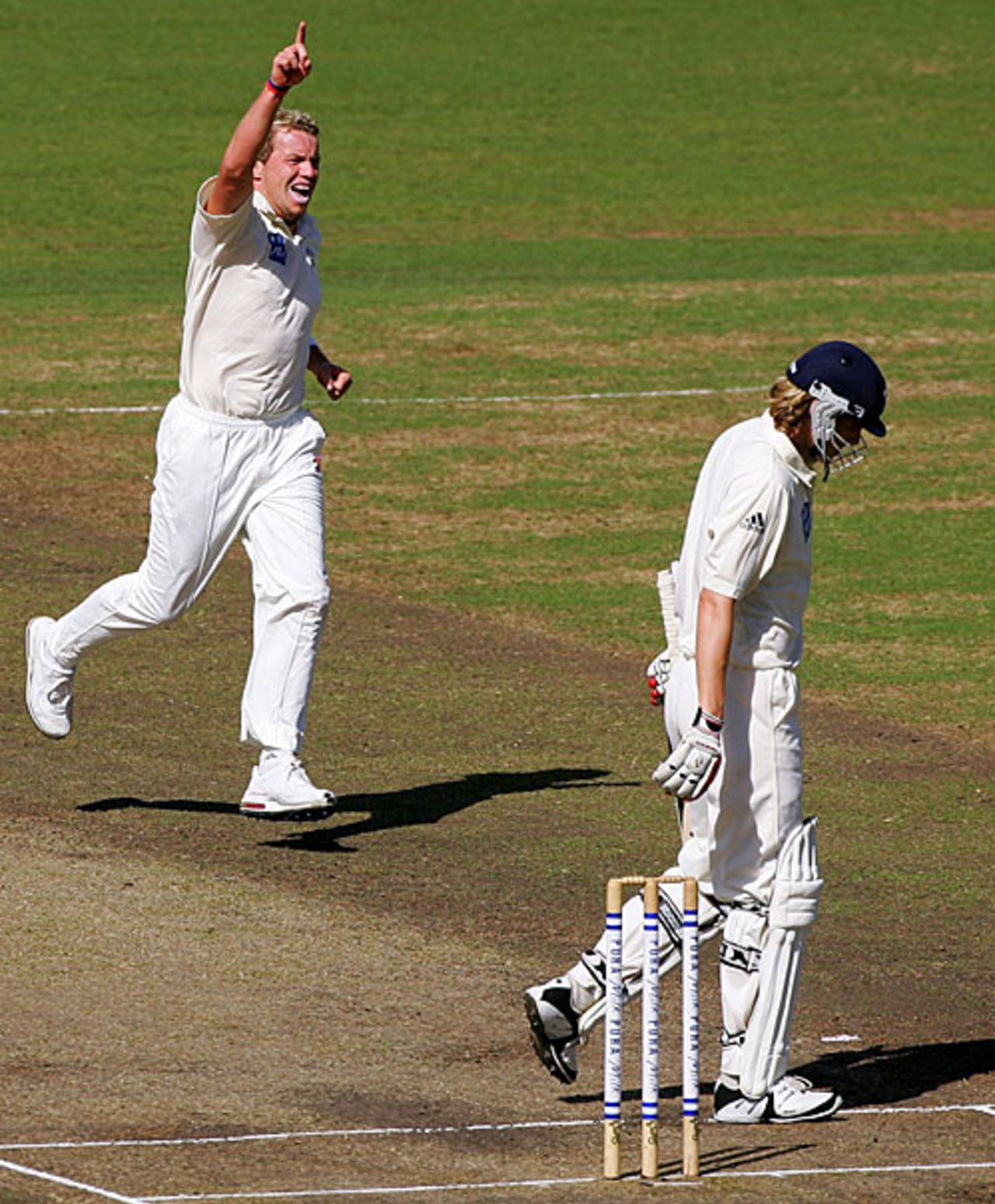 Peter Siddle celebrates Nathan Bracken's wicket, New South Wales v Victoria, Pura Cup final, Sydney, 2nd day, March 16, 2008