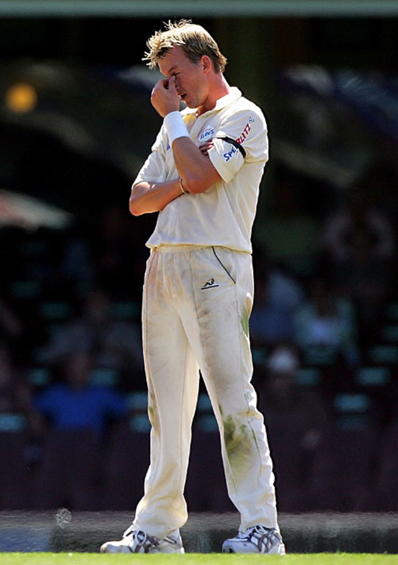 Brett Lee is disappointed after a missed catch, New South Wales v Victoria, Pura Cup final, Sydney, 2nd day, March 16, 2008