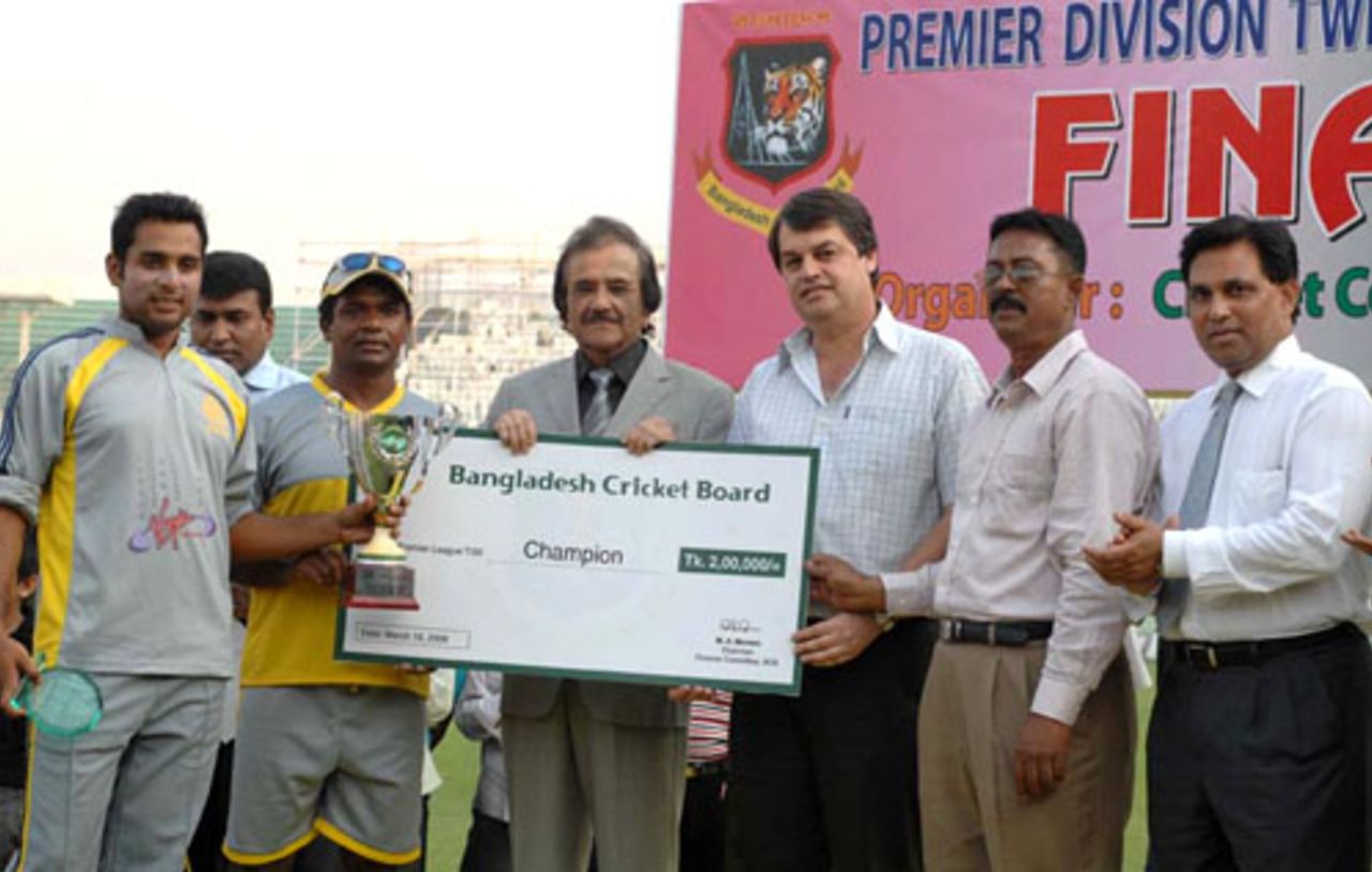 Abahani captain Tushar Imran and coach Aminul Islam receive the winners' trophy and cheque, Dhaka Premier Division Twenty20 Cricket League 2007-08, March 16, 2008