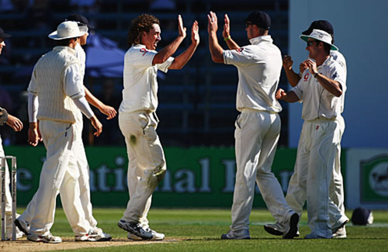 Ryan Sidebottom is congratulated on his fifth wicket, that of Kyle Mills, New Zealand v England, 2nd Test, Wellington, March 17, 2008