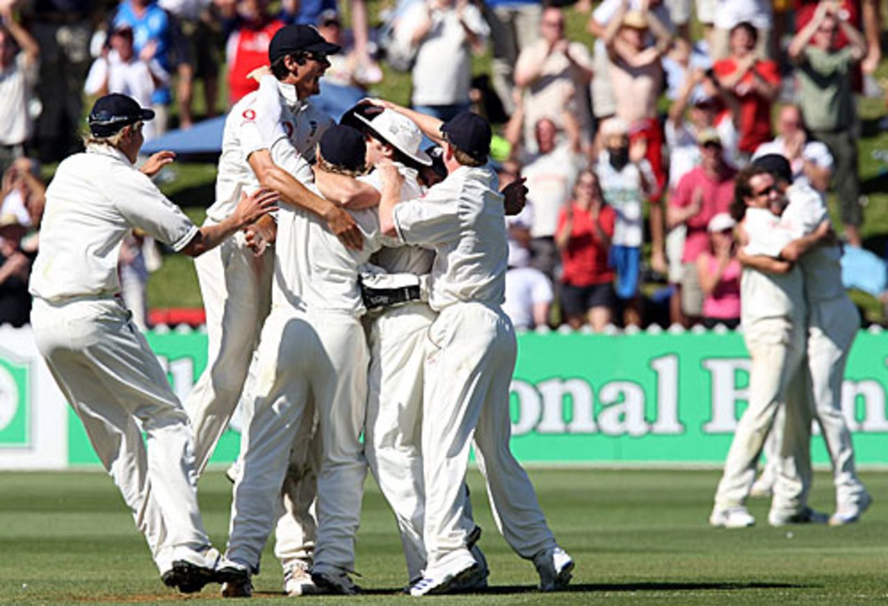 England celebrate Brendon McCullum's wicket to wrap up the second Test and level the series, New Zealand v England, 2nd Test, Wellington, March 17, 2008