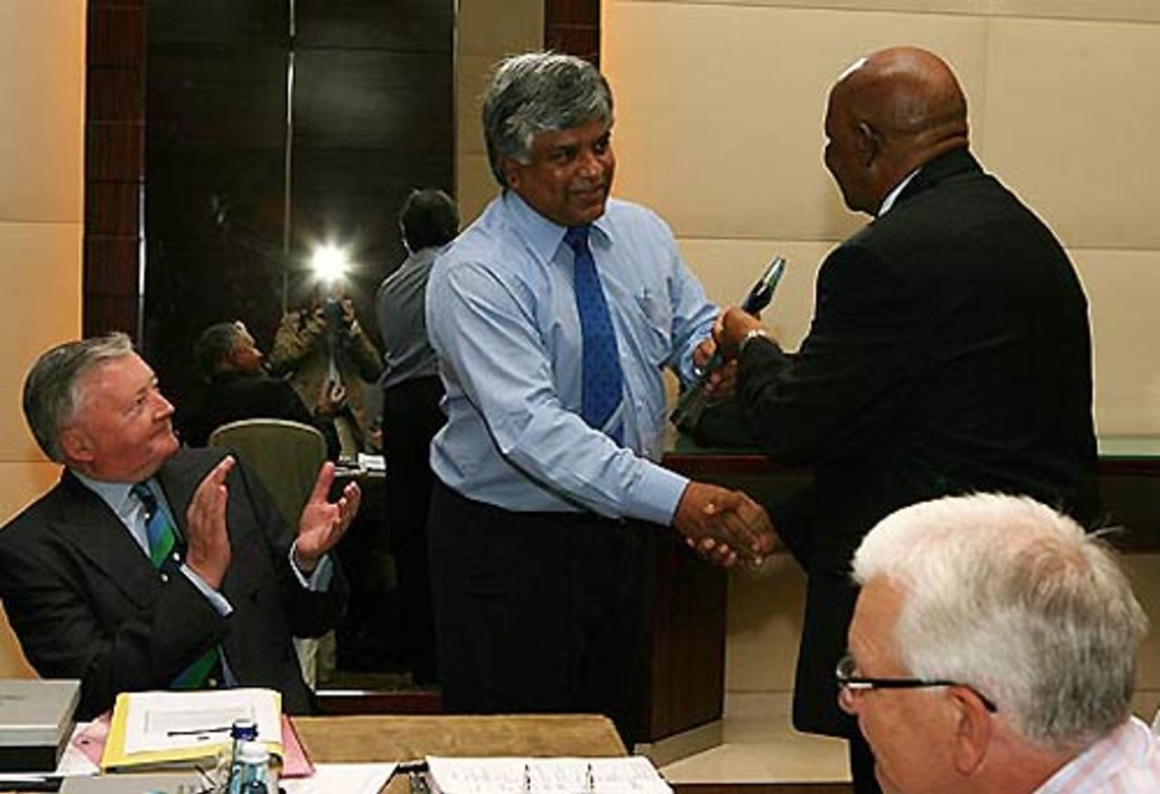 Ray Mali presents the ICC Directors Tie to Arjuna Ranatunga at the ICC executive meeting, Dubai, March 17, 2008