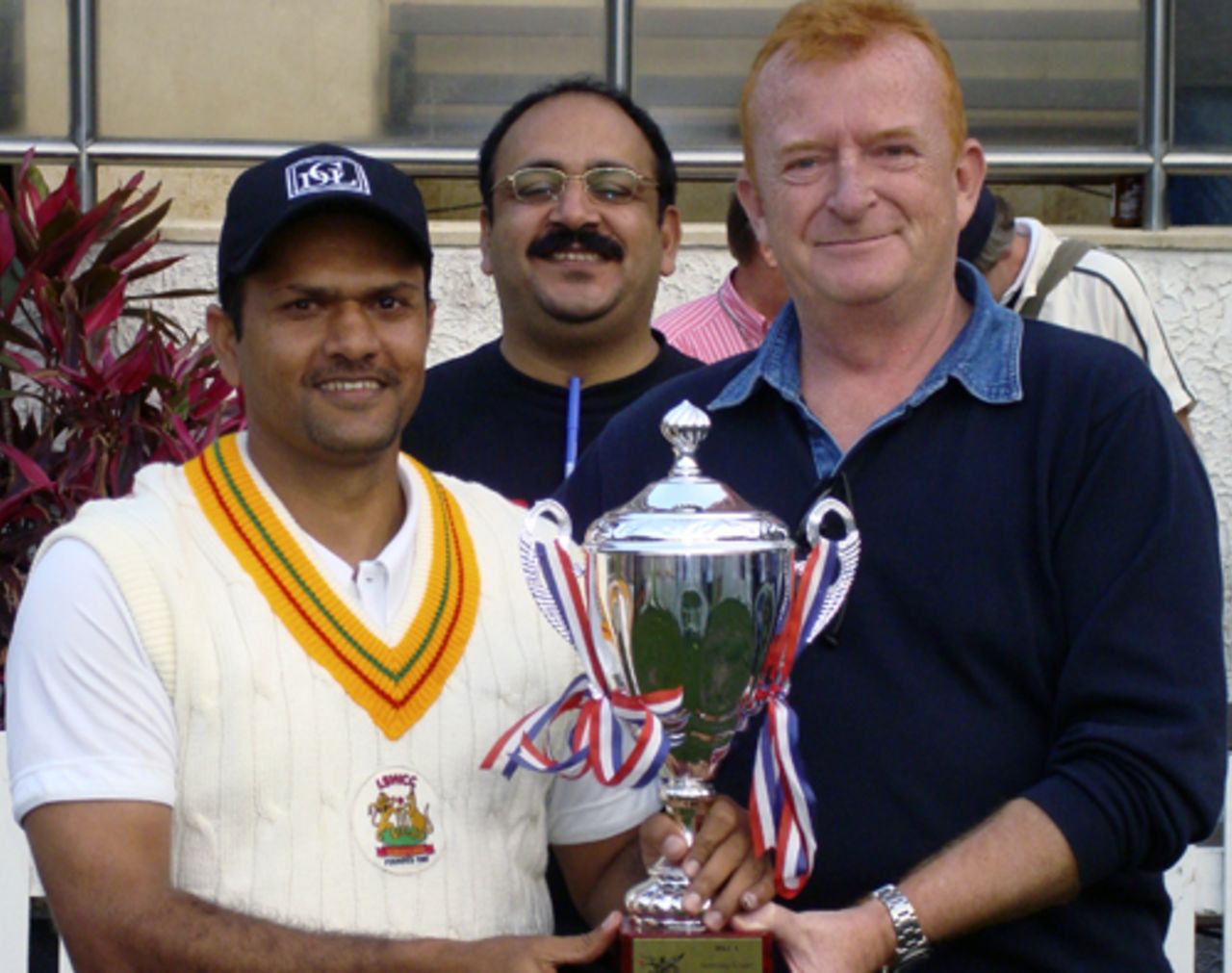 LSW Warrior's Munir Dar accepts the Saturday League Trophy from HKCA Chairman Clive Howard, 15.03.2008