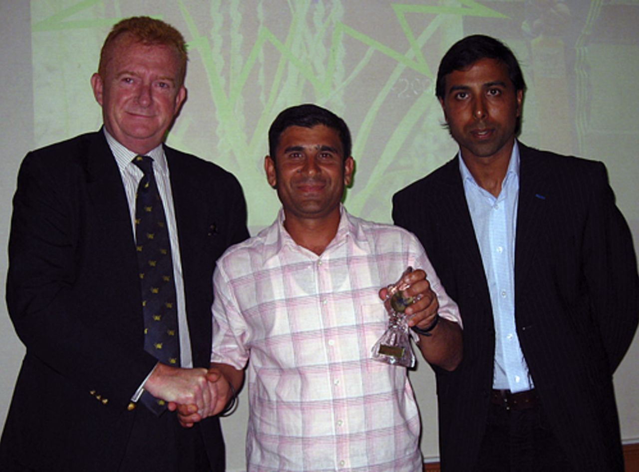 Jawaid Iqbal receives the HKCA Coach of the Year Award from HKCA Chairman Clive Howard and Hong Kong National Coach Aftab Habib - 18.03.2008