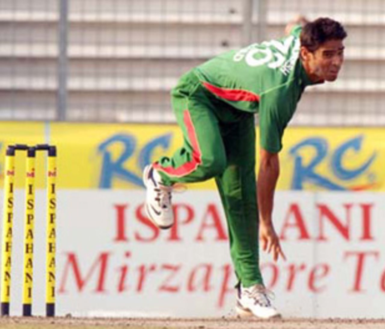 Farhad Reza in his delivery stride, Bangladesh v Ireland, 2nd ODI, Mirpur, March 20, 2008 