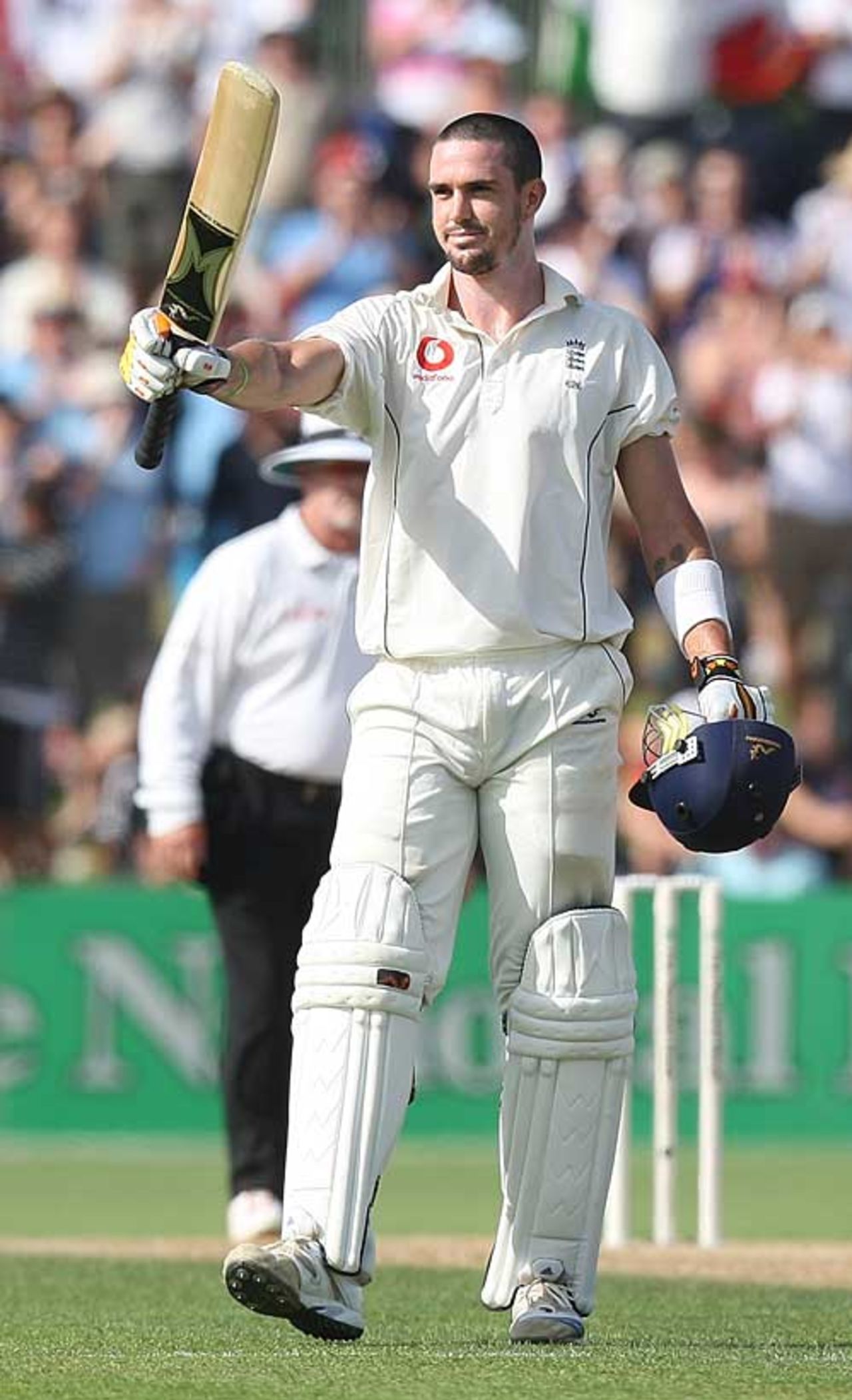 Kevin Pietersen reaches his century, New Zealand v England, 3rd Test, Napier, March 22, 2008