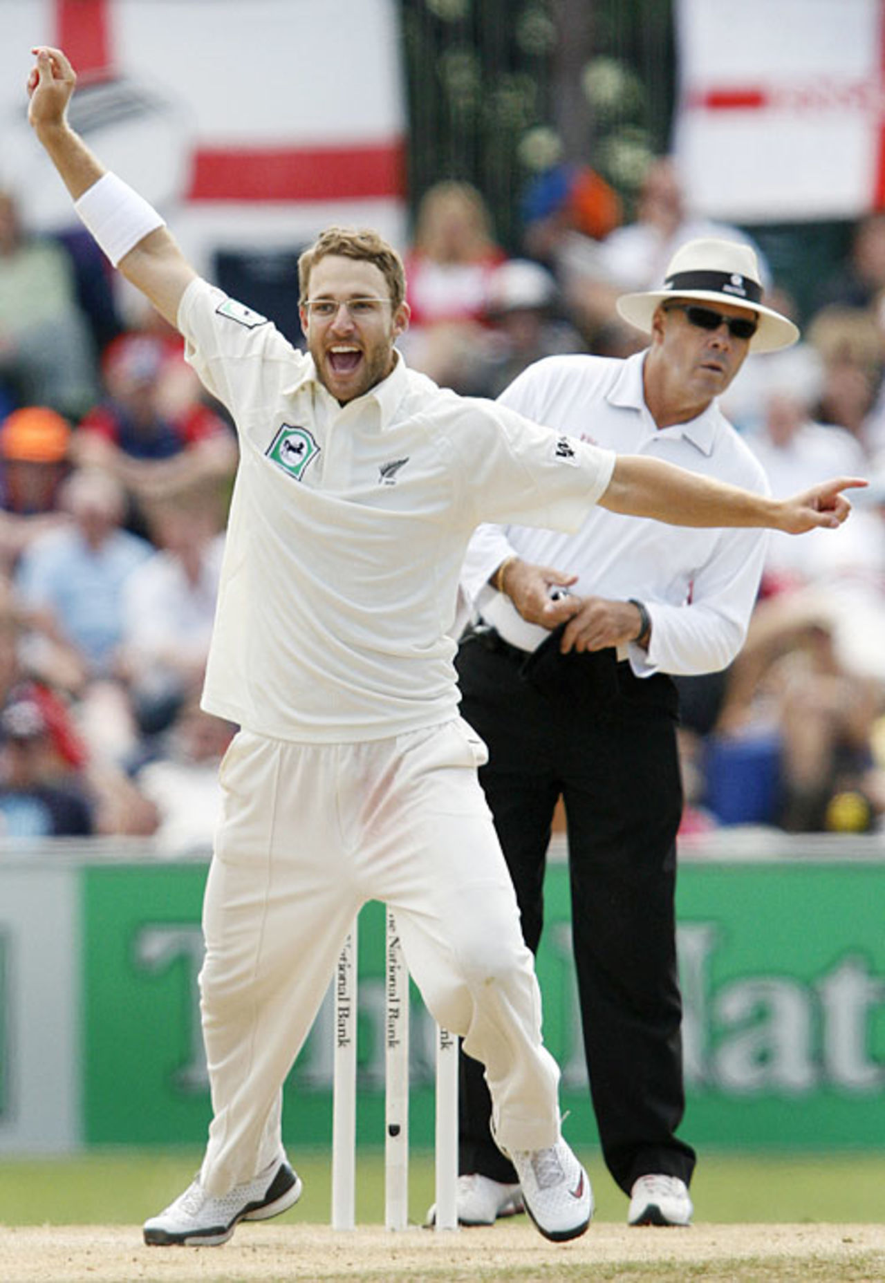 Daniel Vettori celebrates removing Kevin Pietersen, New Zealand v England, 3rd Test, Napier, March 24, 2008
