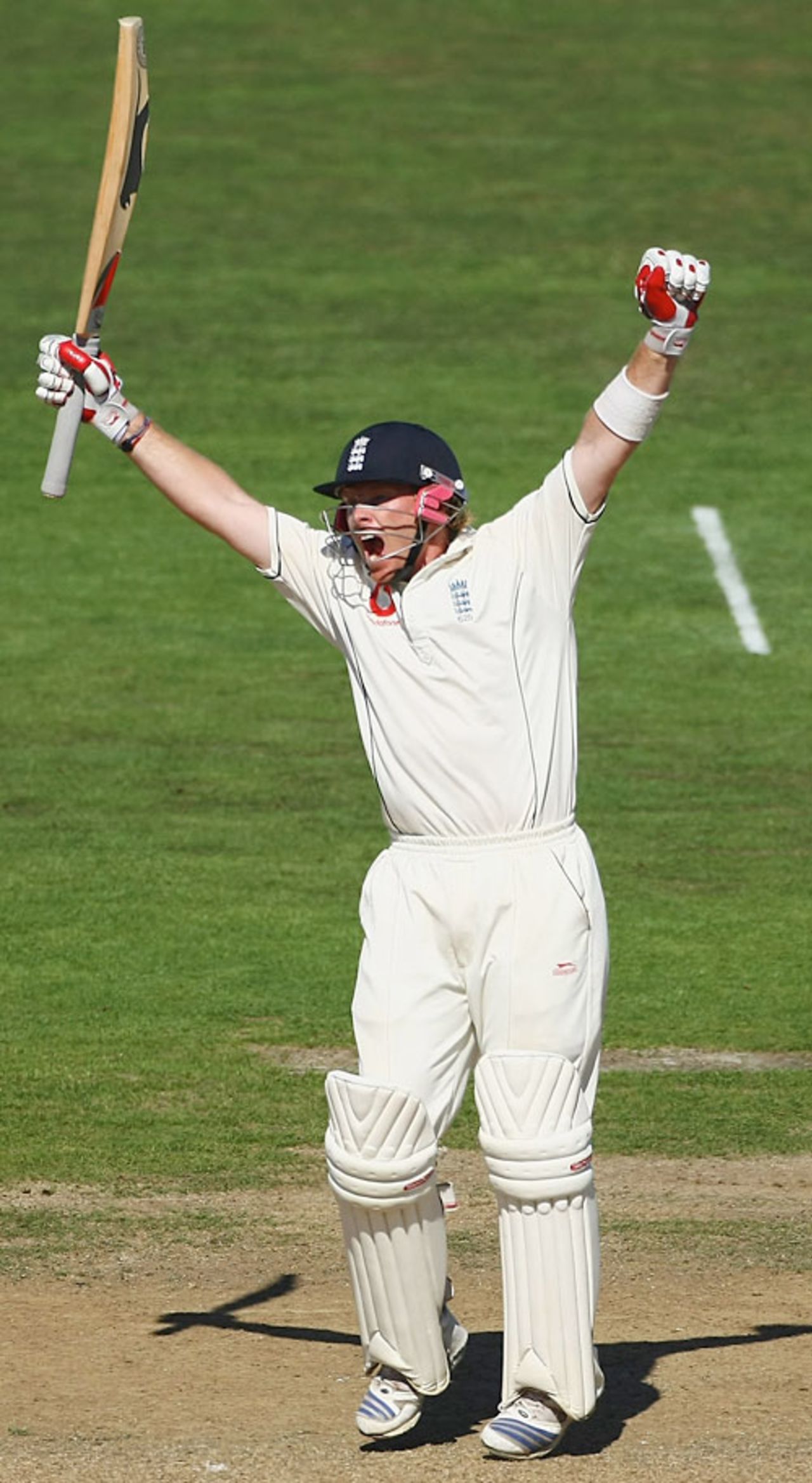 Ian Bell roars his delight at reaching his seventh Test hundred, New Zealand v England, 3rd Test, Napier, March 24, 2008