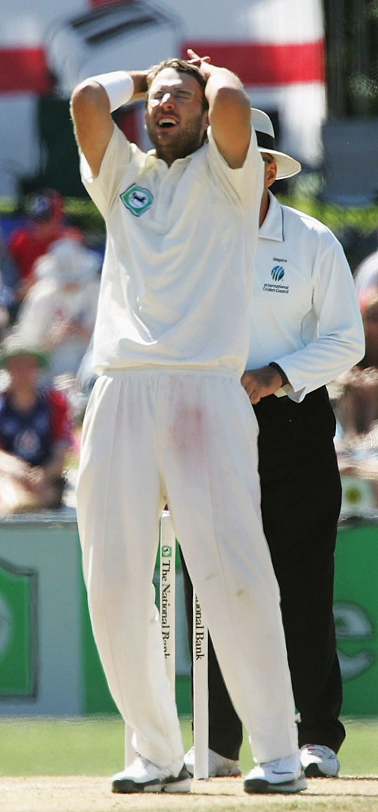 Daniel Vettori feels the strain as the runs pile up, New Zealand v England, 3rd Test, Napier, March 24, 2008