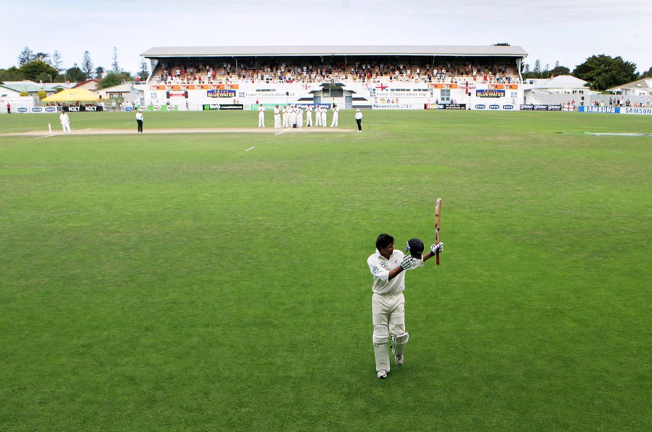 Stephen Fleming acknowledges the crowd as he heads off for the final time, New Zealand v England, 3rd Test, Napier, March 25, 2008