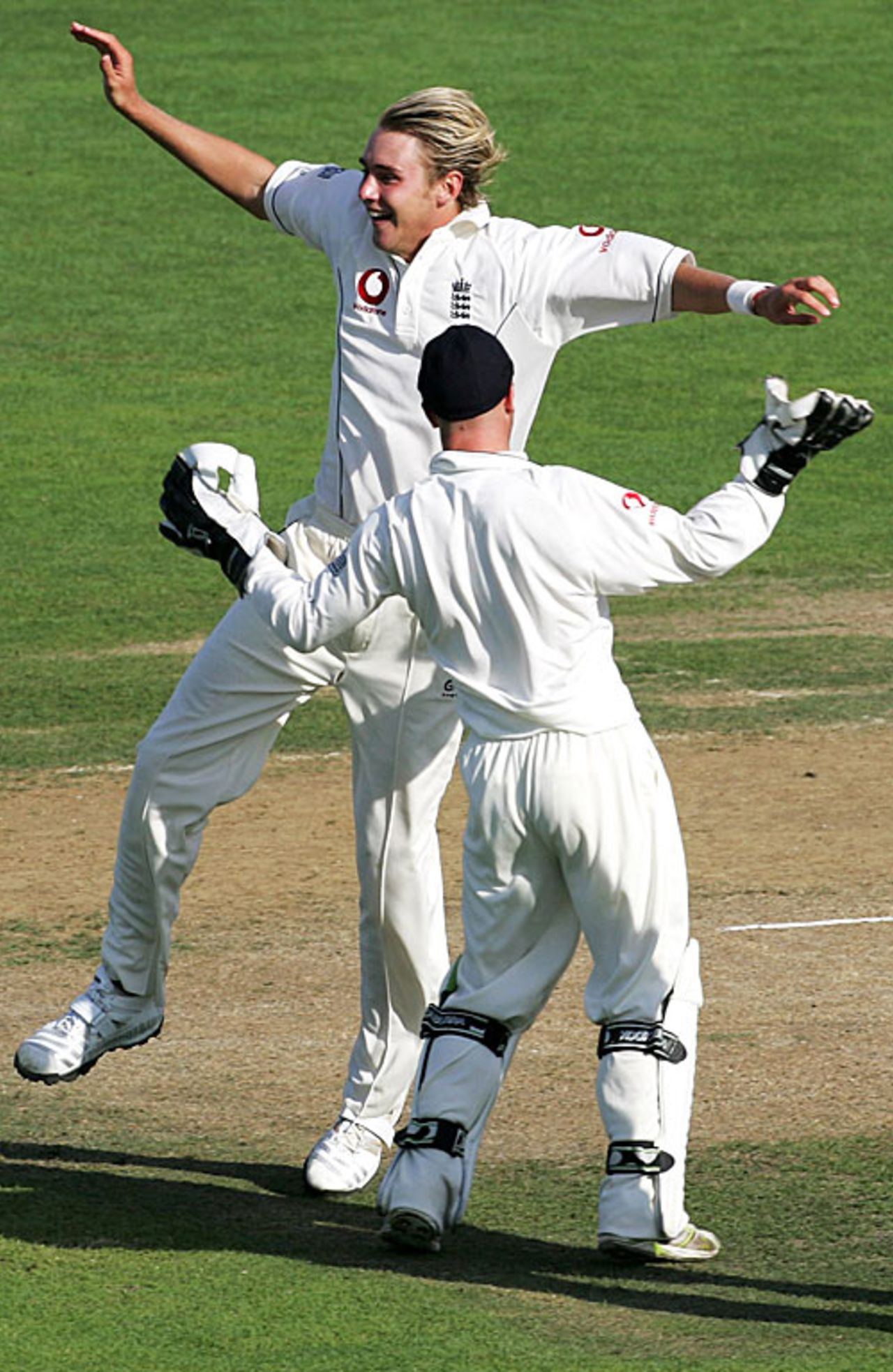 Tim Ambrose congratulates an ecstatic Stuart Broad on removing Mathew Sinclair, New Zealand v England, 3rd Test, Napier, March 25, 2008