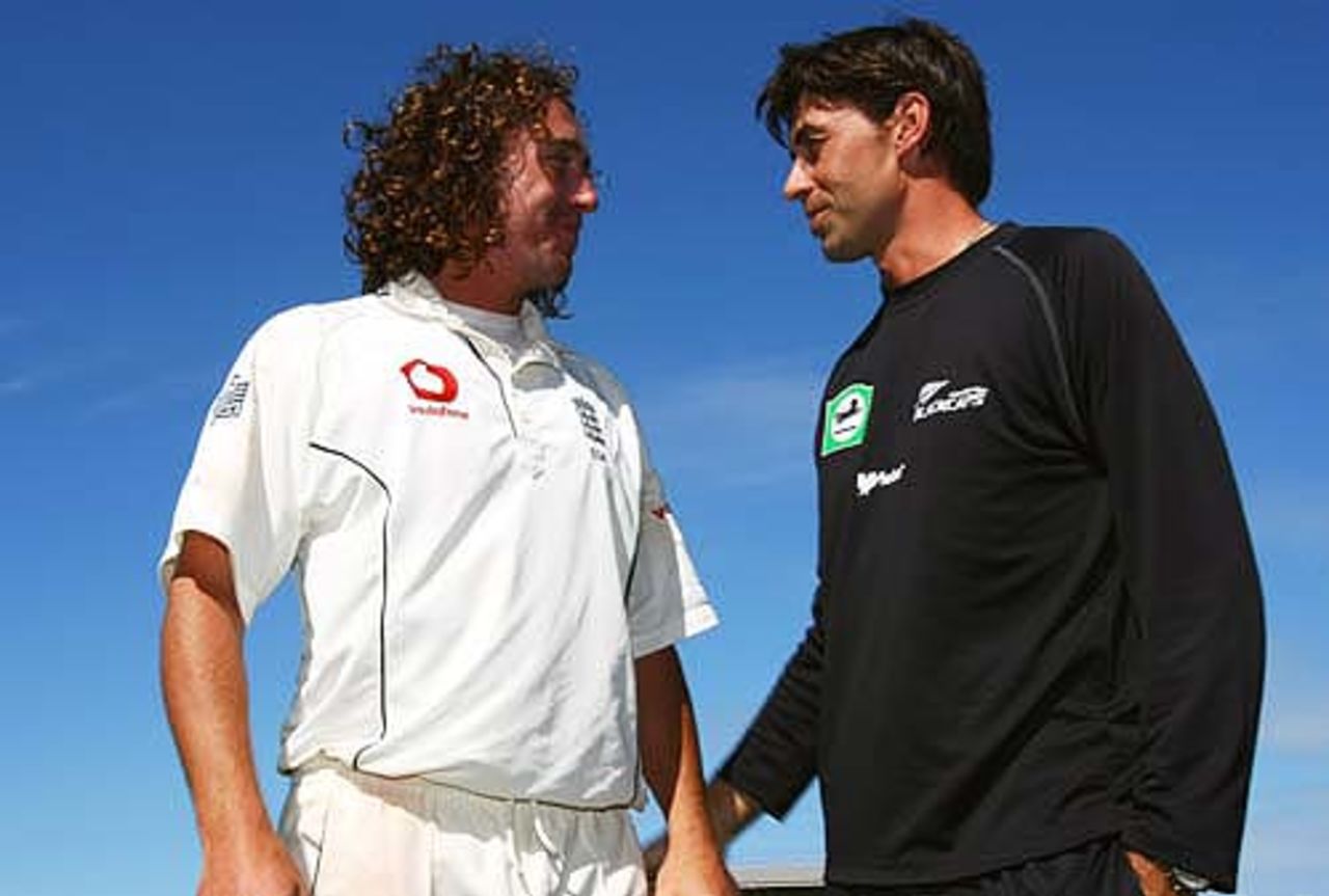 Stephen Fleming congratulates Ryan Sidebottom on England's win, New Zealand v England, 3rd Test, Napier, 5th day, March 26, 2008