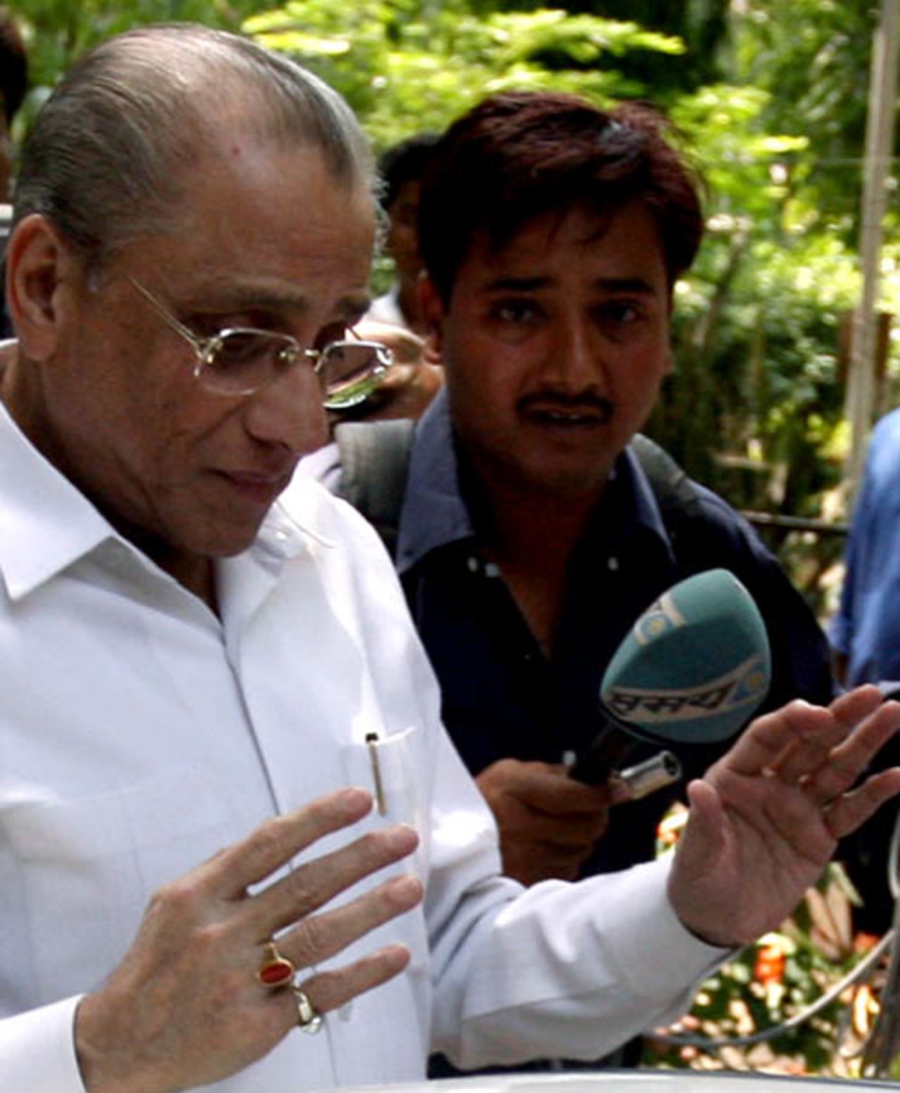 Jagmohan Dalmiya arrives at the  office of the Mumbai Police's Economic Offences Wing, March 26, 2008