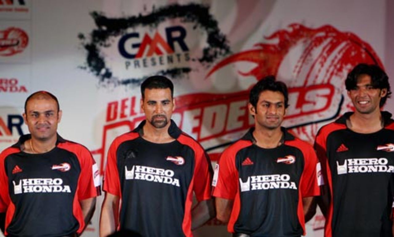Virender Sehwag, brand ambassador Akshay Kumar, Shoaib Malik and Mohammad Asif promote the Delhi Daredevils, New Delhi, March 31, 2008 