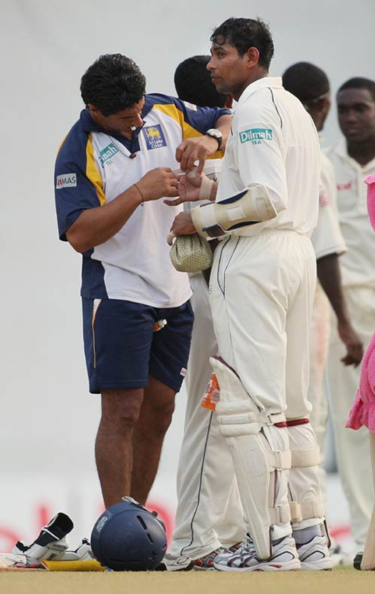 Tillakaratne Dilshan has his right hand bandaged, West Indies v Sri Lanka, 2nd Test, Trinidad, 1st day, April 3, 2008