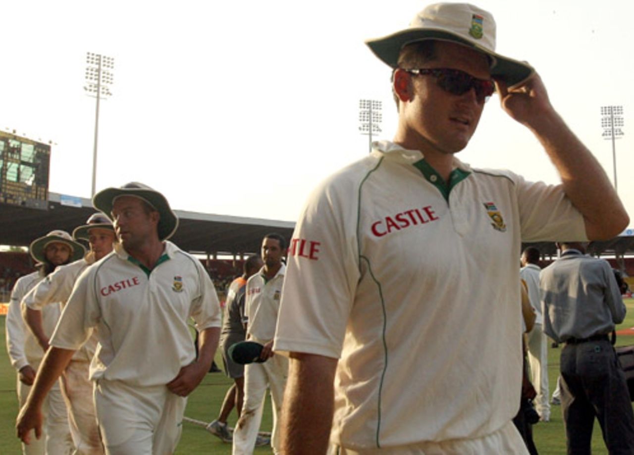 Graeme Smith leads his team off the field, India v South Africa, 2nd Test, Ahmedabad, 3rd day, April 5, 2008