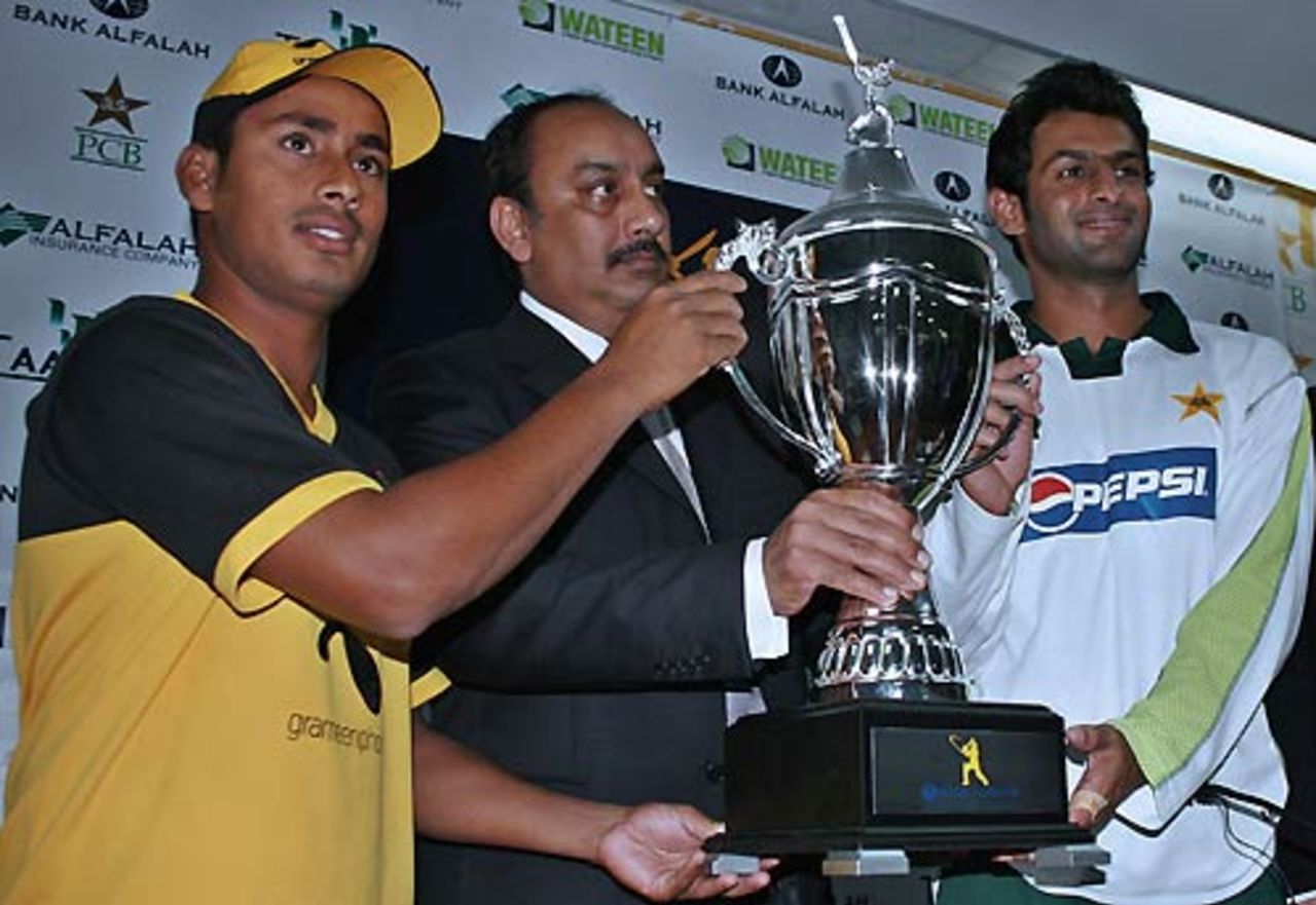 Mohammad Ashraful and Shoaib Malik hold the trophy at the series launch, Lahore, April 7, 2008