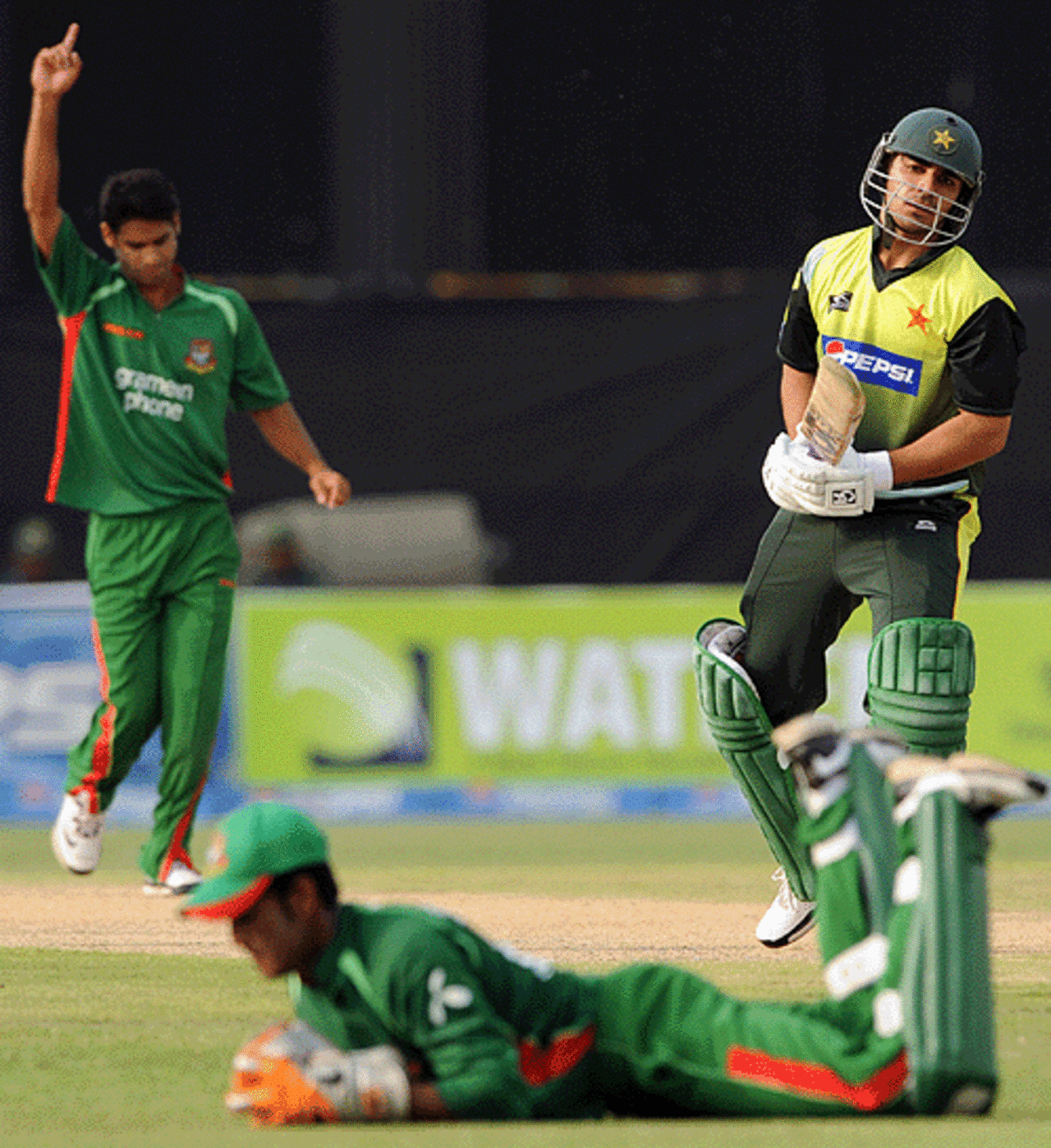 Salman Butt watches on as Dhiman Ghosh snaffles the outside edge, Pakistan v Bangladesh, 1st ODI, Lahore, April 8, 2008