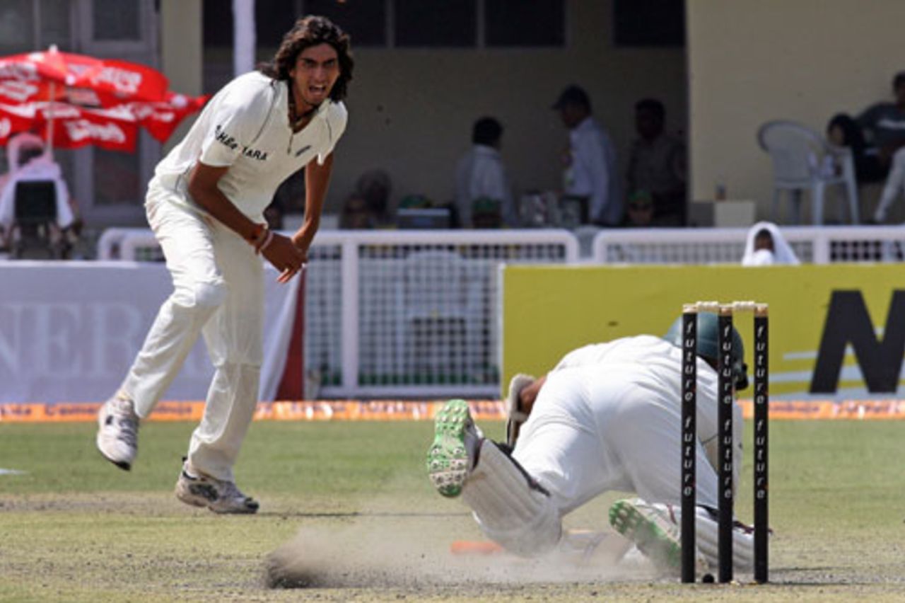 Ishant Sharma floors Hashim Amla with a yorker, India v South Africa, 3rd Test, Kanpur, 1st day, April 11, 2008