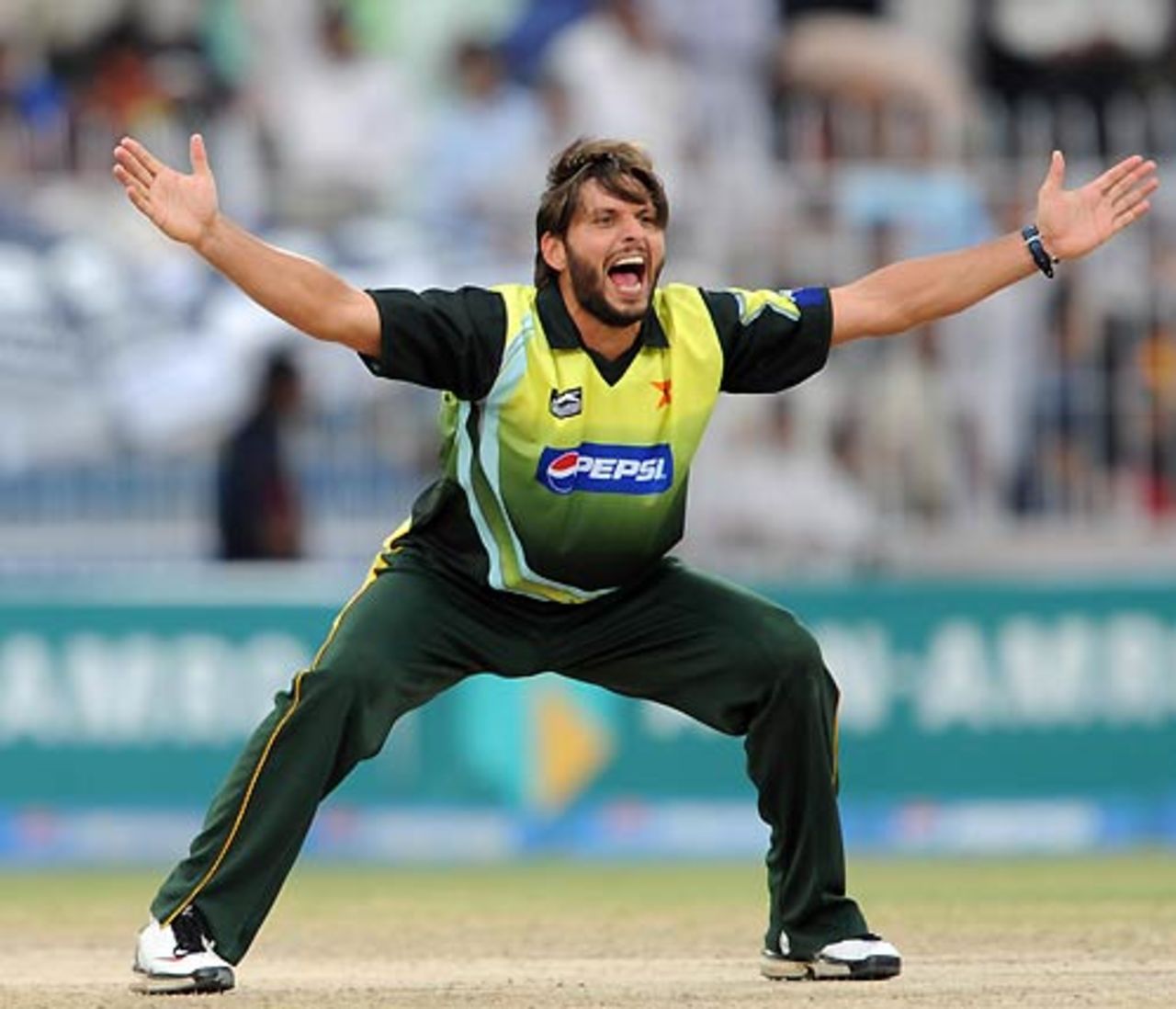 Shahid Afridi successfully appeals for the wicket of Farhad Reza, Pakistan v Bangladesh, 2nd ODI, Faisalabad, April 11, 2008