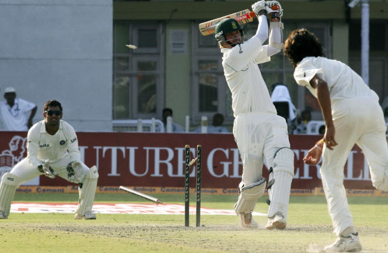 Paul Harris' charge down the track against Ishant Sharma ended in failure, India v South Africa, 3rd Test, Kanpur, 1st day, April 11, 2008 