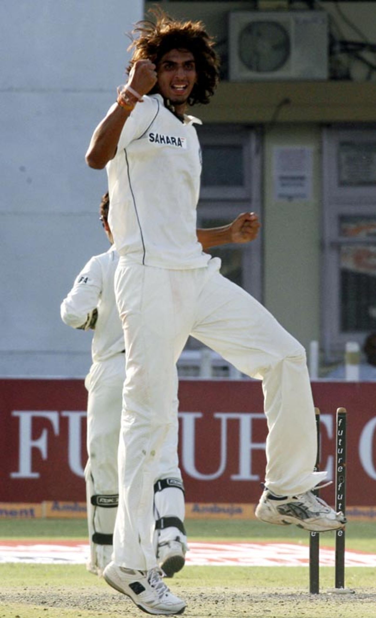 Ishant Sharma is all pumped up, India v South Africa, 3rd Test, Kanpur, 1st day, April 11, 2008
