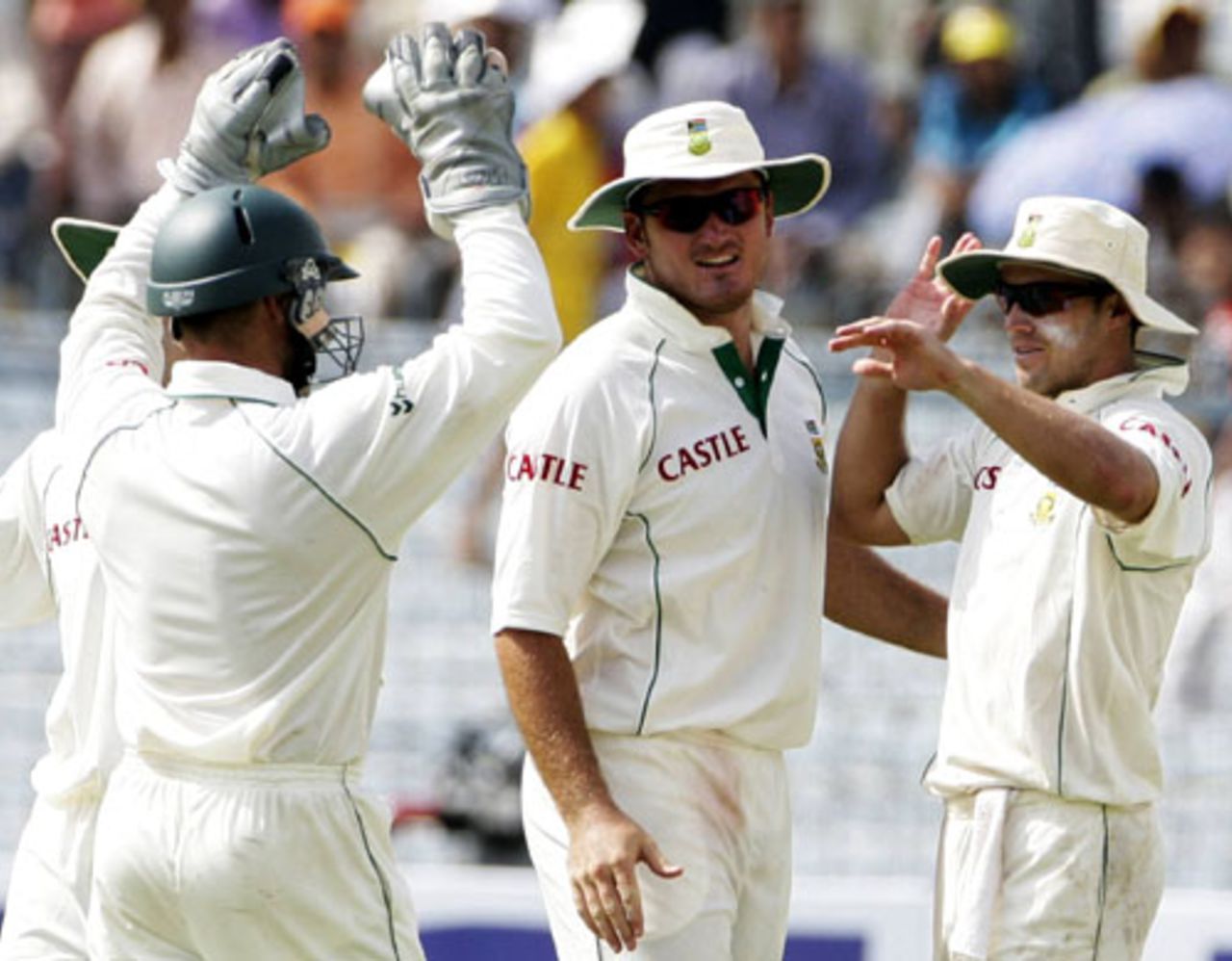 AB de Villiers celebrates with his team-mates after taking the catch to dismiss Yuvraj Singh, India v South Africa, 3rd Test, Kanpur, 2nd day, April 12, 2008 