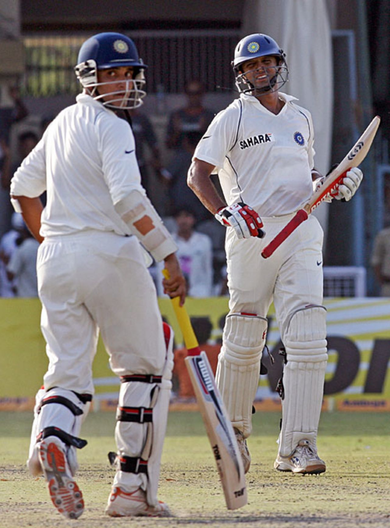 Sourav Ganguly and Rahul Dravid added 32 together to give India a series-levelling win, India v South Africa, 3rd Test, Kanpur, 3rd day, April 13, 2008